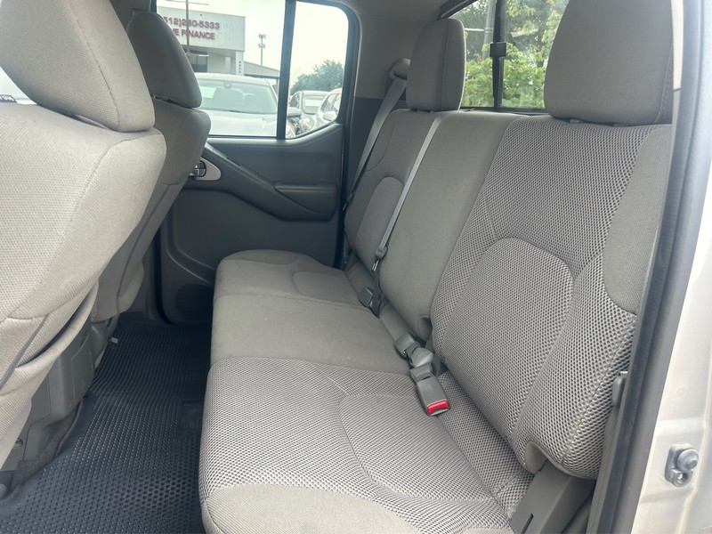 Nissan Frontier Vehicle Full-screen Gallery Image 10