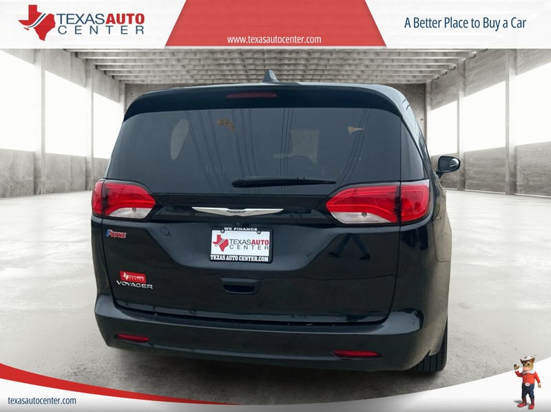 Chrysler Voyager Vehicle Full-screen Gallery Image 6