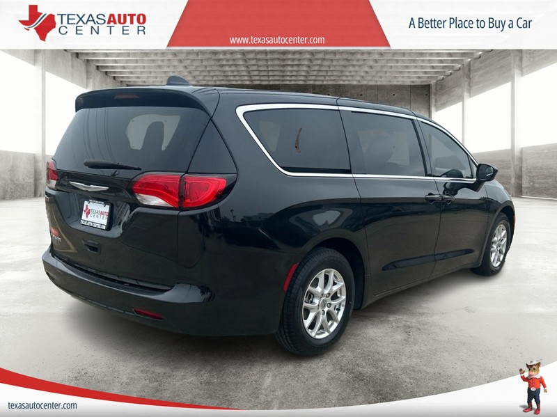Chrysler Voyager Vehicle Full-screen Gallery Image 7