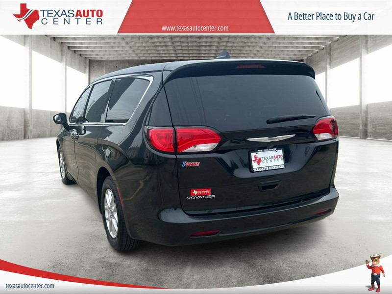 Chrysler Voyager Vehicle Full-screen Gallery Image 8