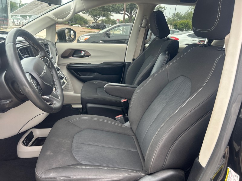 Chrysler Voyager Vehicle Full-screen Gallery Image 9