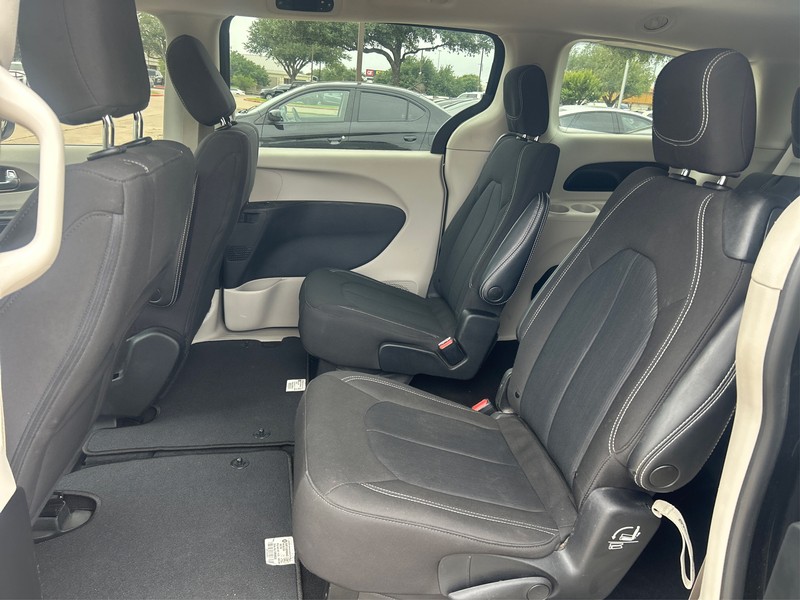 Chrysler Voyager Vehicle Full-screen Gallery Image 10