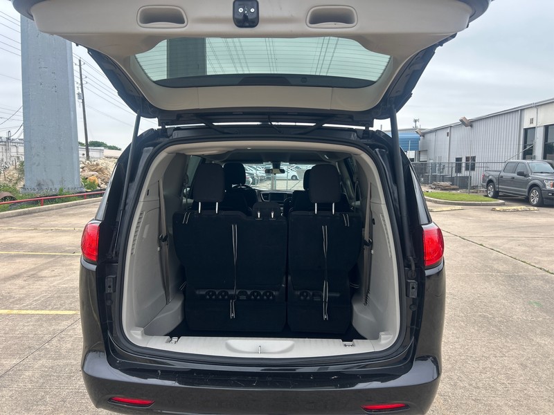 Chrysler Voyager Vehicle Full-screen Gallery Image 11
