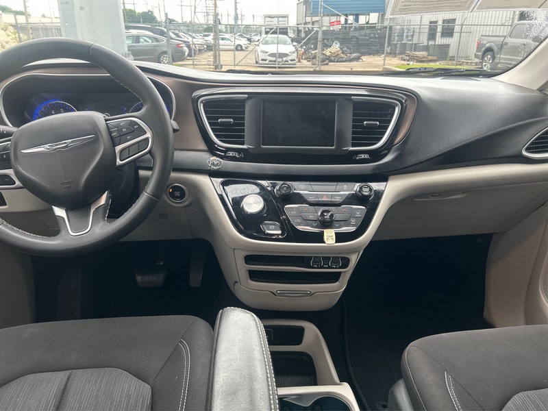 Chrysler Voyager Vehicle Full-screen Gallery Image 12
