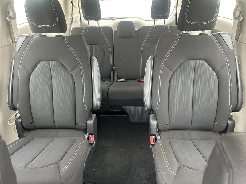 Chrysler Voyager Vehicle Full-screen Gallery Image 13