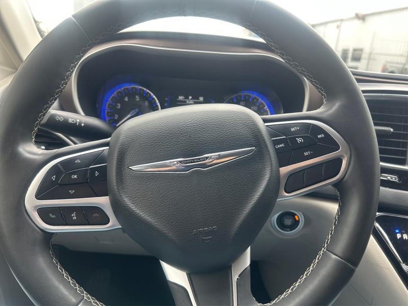 Chrysler Voyager Vehicle Full-screen Gallery Image 14