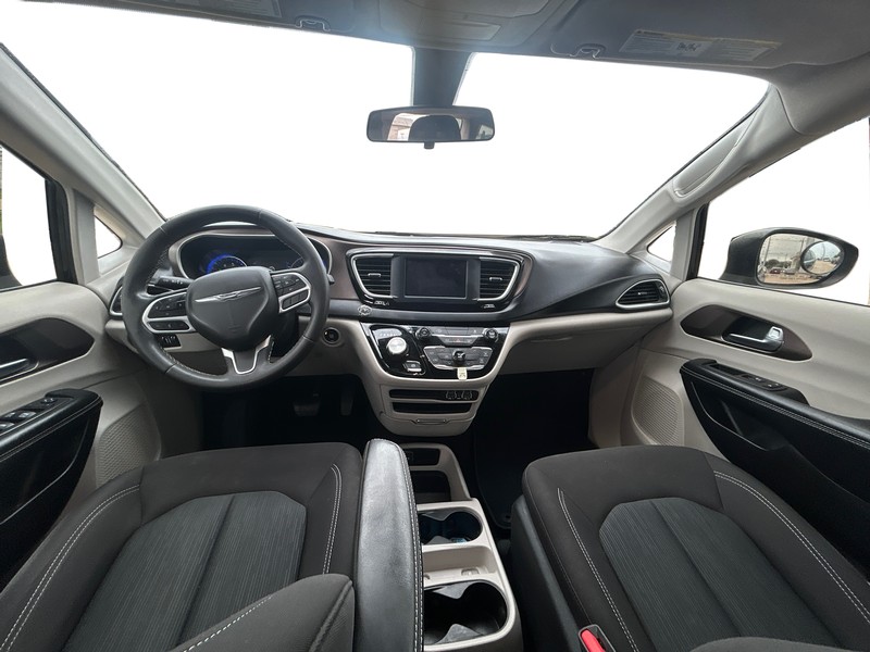 Chrysler Voyager Vehicle Full-screen Gallery Image 15