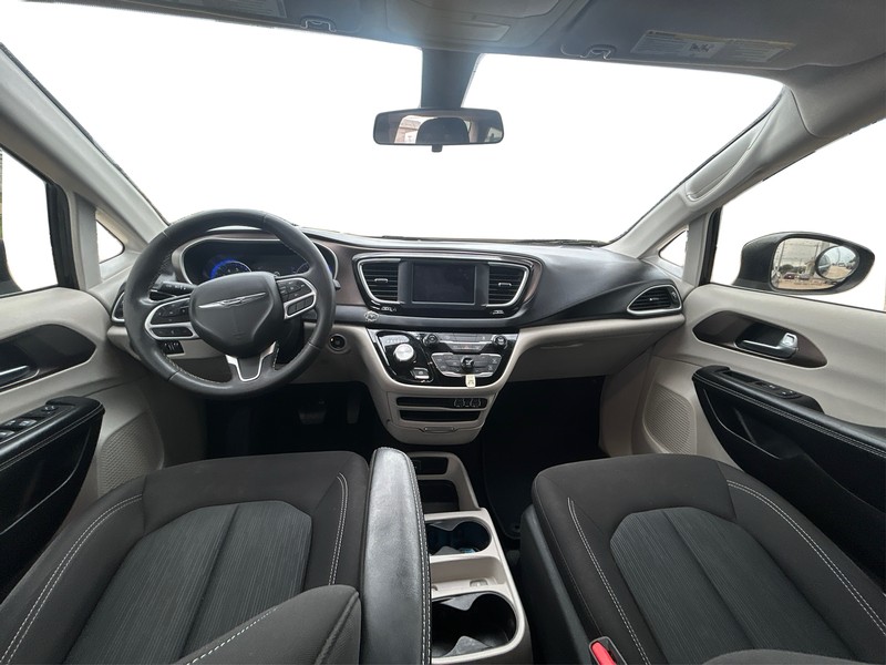 Chrysler Voyager Vehicle Full-screen Gallery Image 16