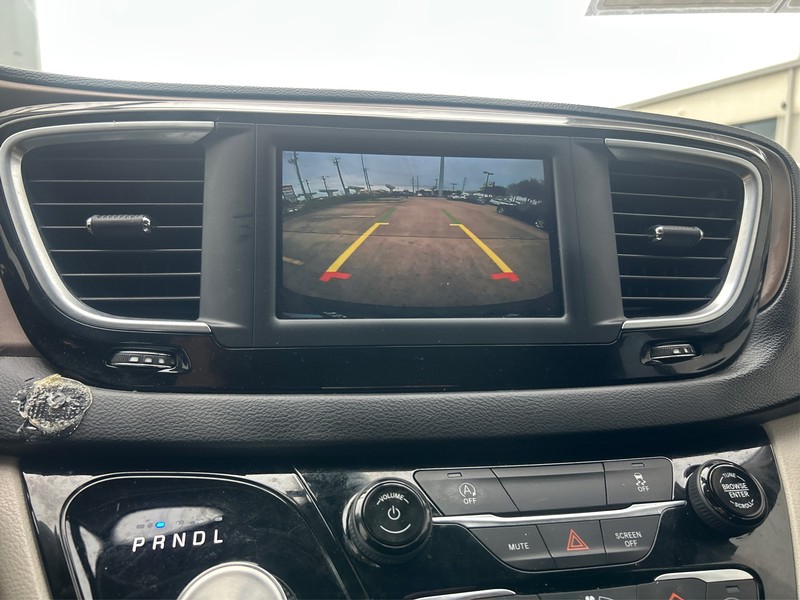 Chrysler Voyager Vehicle Full-screen Gallery Image 17