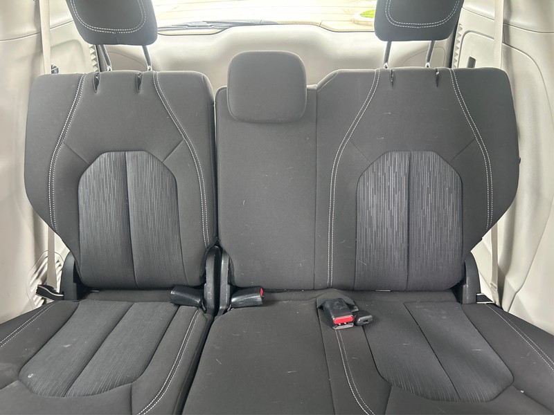 Chrysler Voyager Vehicle Full-screen Gallery Image 18