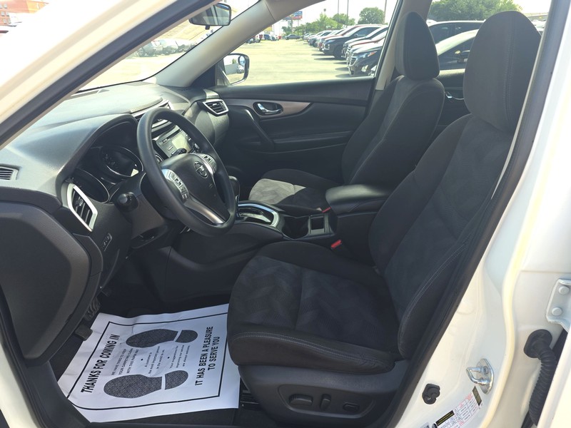 Nissan Rogue Vehicle Full-screen Gallery Image 09