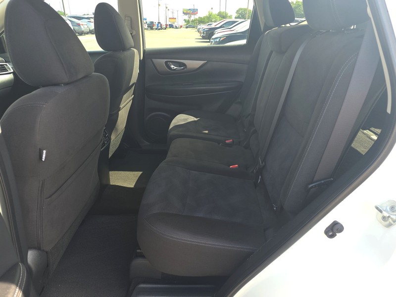 Nissan Rogue Vehicle Full-screen Gallery Image 10