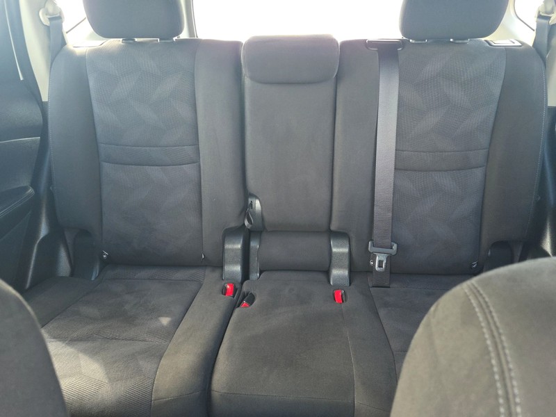 Nissan Rogue Vehicle Full-screen Gallery Image 13
