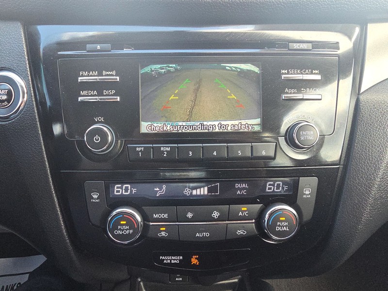 Nissan Rogue Vehicle Full-screen Gallery Image 17