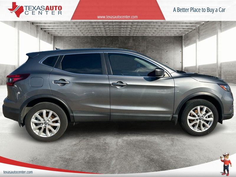 Nissan Rogue Sport Vehicle Full-screen Gallery Image 04