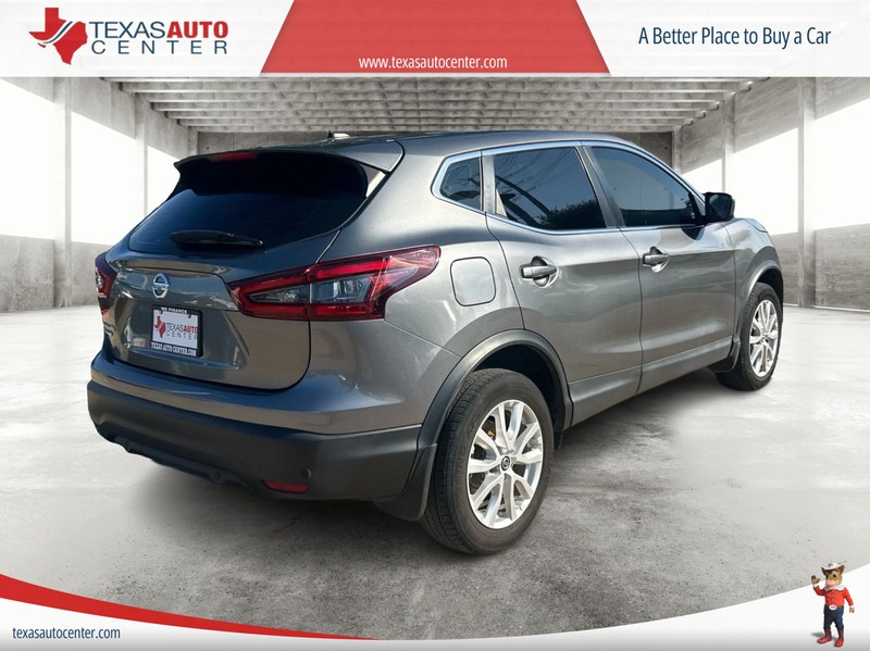 Nissan Rogue Sport Vehicle Full-screen Gallery Image 07