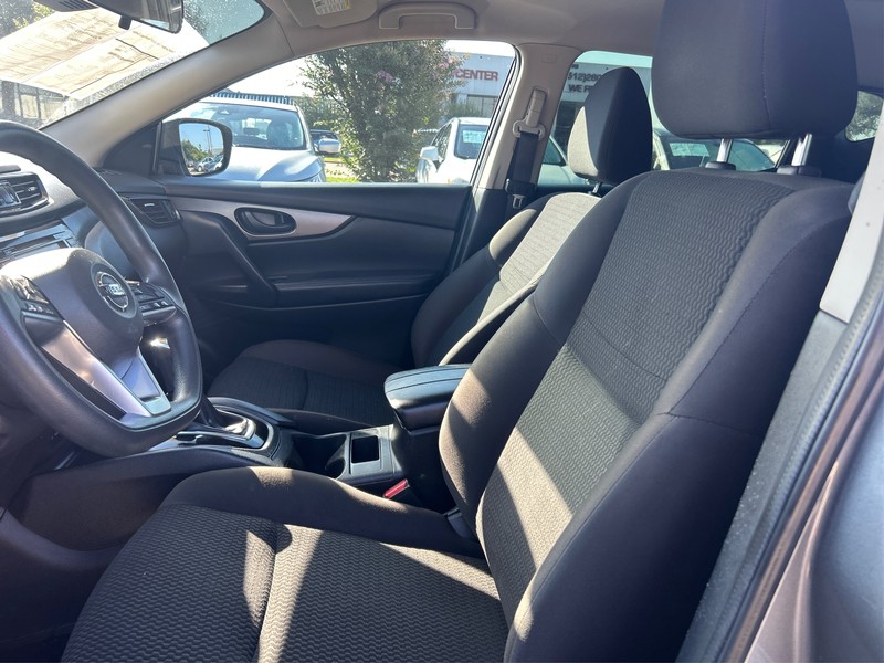 Nissan Rogue Sport Vehicle Full-screen Gallery Image 09