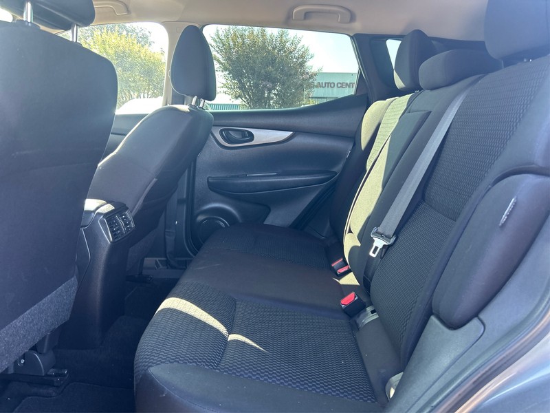 Nissan Rogue Sport Vehicle Full-screen Gallery Image 10