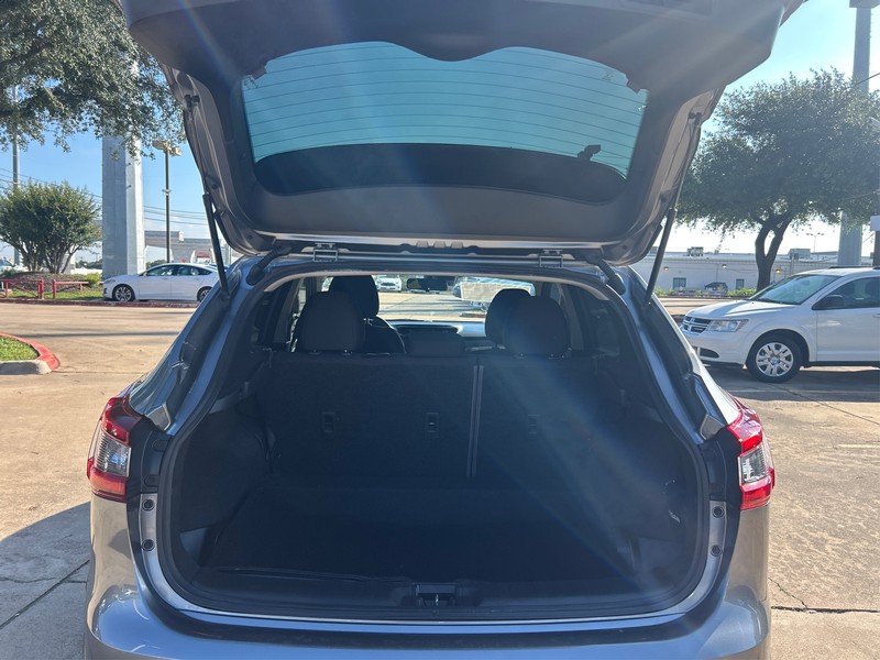 Nissan Rogue Sport Vehicle Full-screen Gallery Image 11