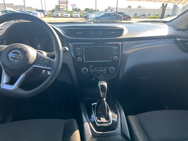 Nissan Rogue Sport Vehicle Full-screen Gallery Image 12