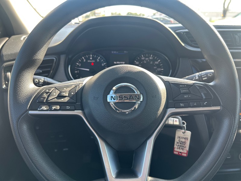 Nissan Rogue Sport Vehicle Full-screen Gallery Image 14