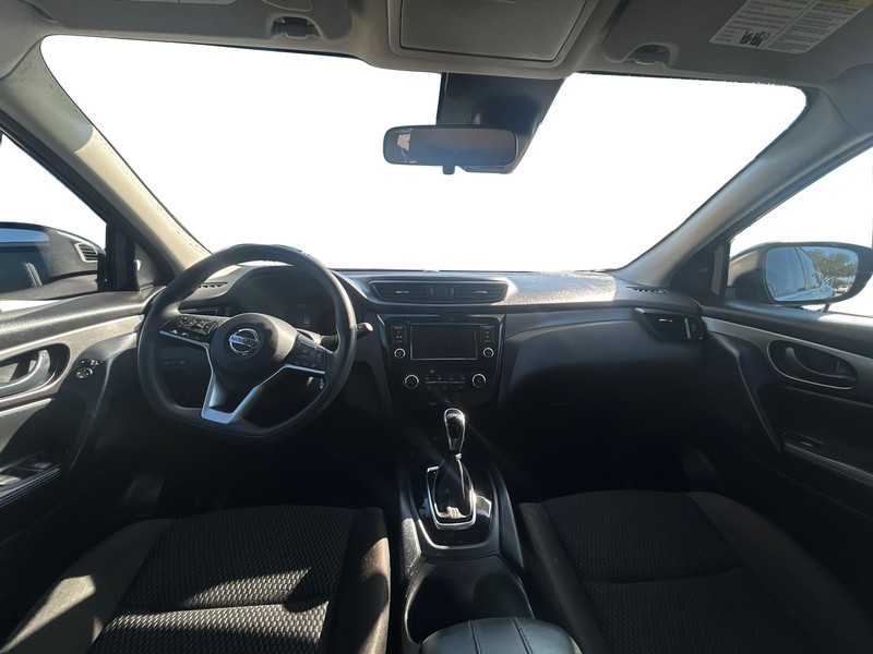 Nissan Rogue Sport Vehicle Full-screen Gallery Image 15