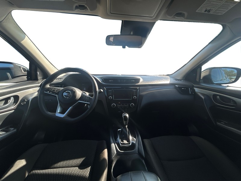 Nissan Rogue Sport Vehicle Full-screen Gallery Image 16