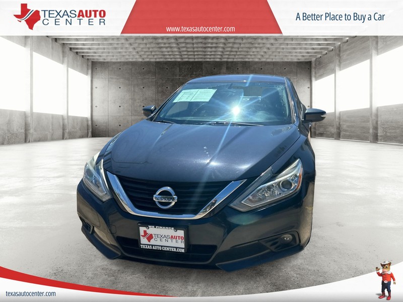 Nissan Altima Vehicle Full-screen Gallery Image 3