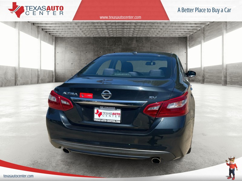 Nissan Altima Vehicle Full-screen Gallery Image 4