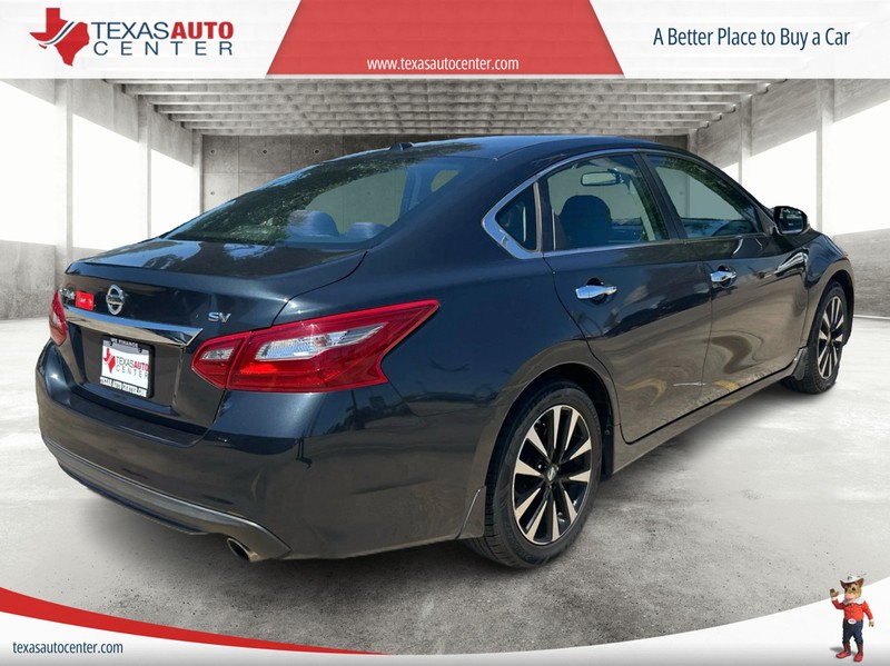 Nissan Altima Vehicle Full-screen Gallery Image 5