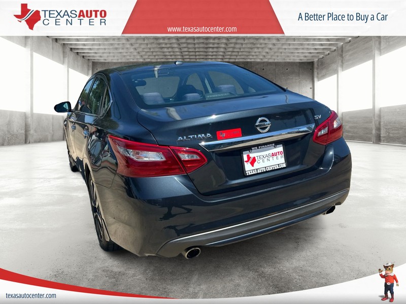 Nissan Altima Vehicle Full-screen Gallery Image 6