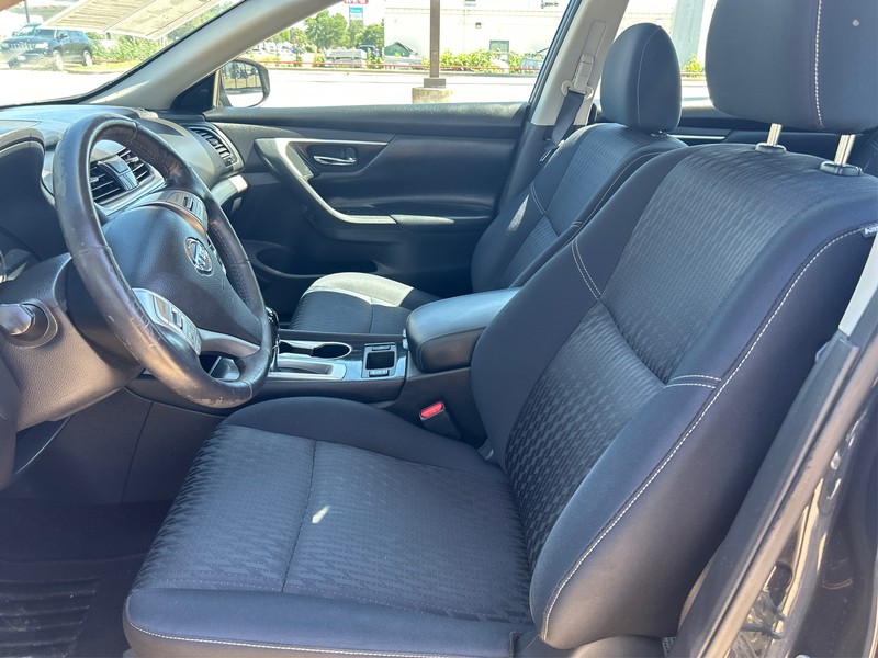 Nissan Altima Vehicle Full-screen Gallery Image 7
