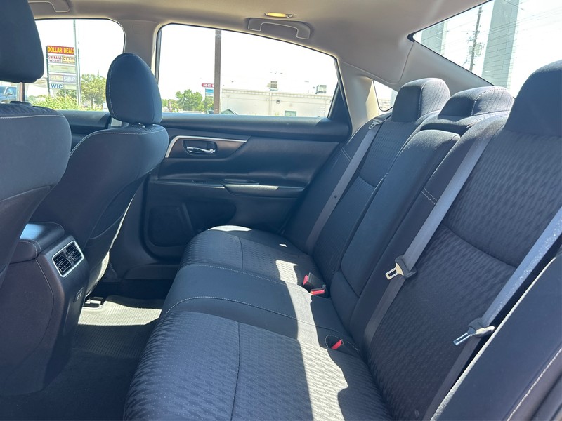 Nissan Altima Vehicle Full-screen Gallery Image 8