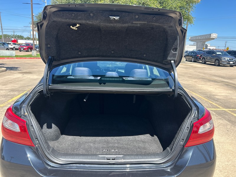 Nissan Altima Vehicle Full-screen Gallery Image 9