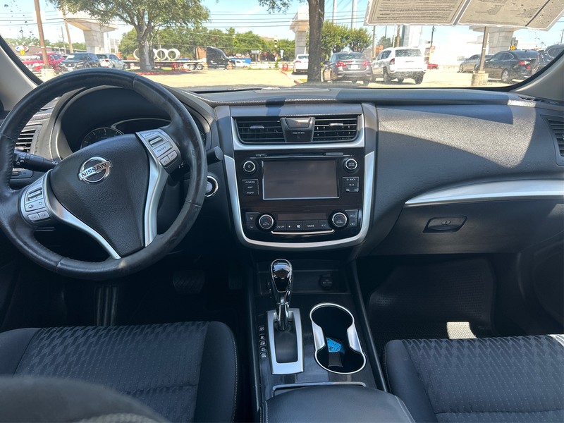 Nissan Altima Vehicle Full-screen Gallery Image 10