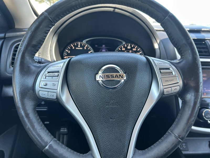 Nissan Altima Vehicle Full-screen Gallery Image 12