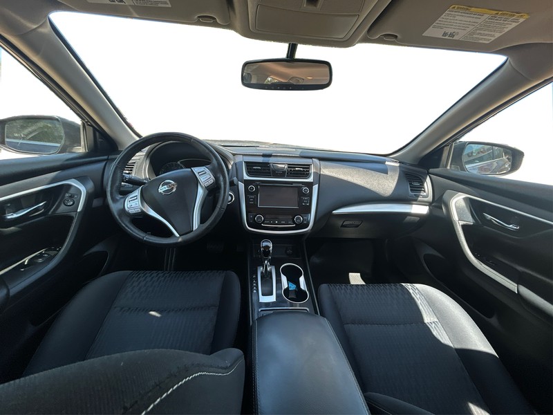 Nissan Altima Vehicle Full-screen Gallery Image 14