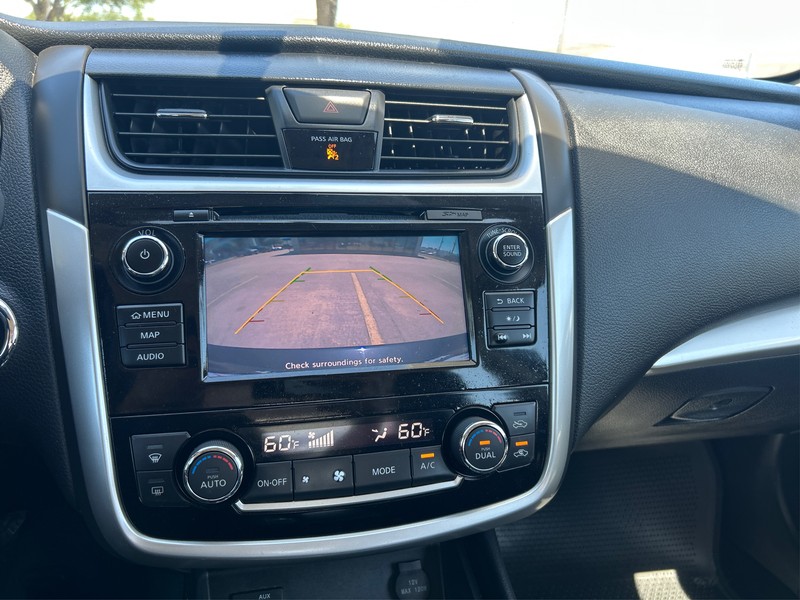 Nissan Altima Vehicle Full-screen Gallery Image 15