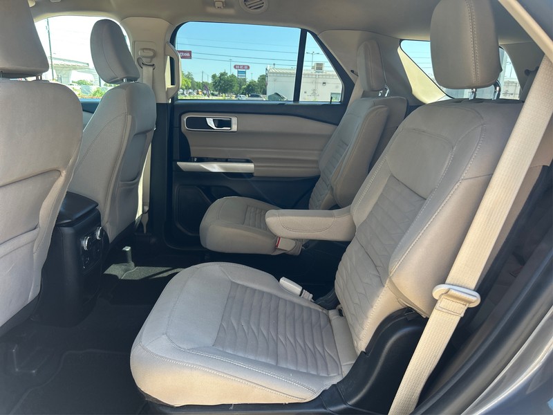 Ford Explorer Vehicle Full-screen Gallery Image 09
