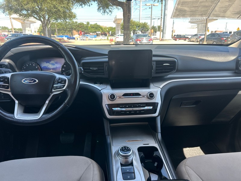 Ford Explorer Vehicle Full-screen Gallery Image 11