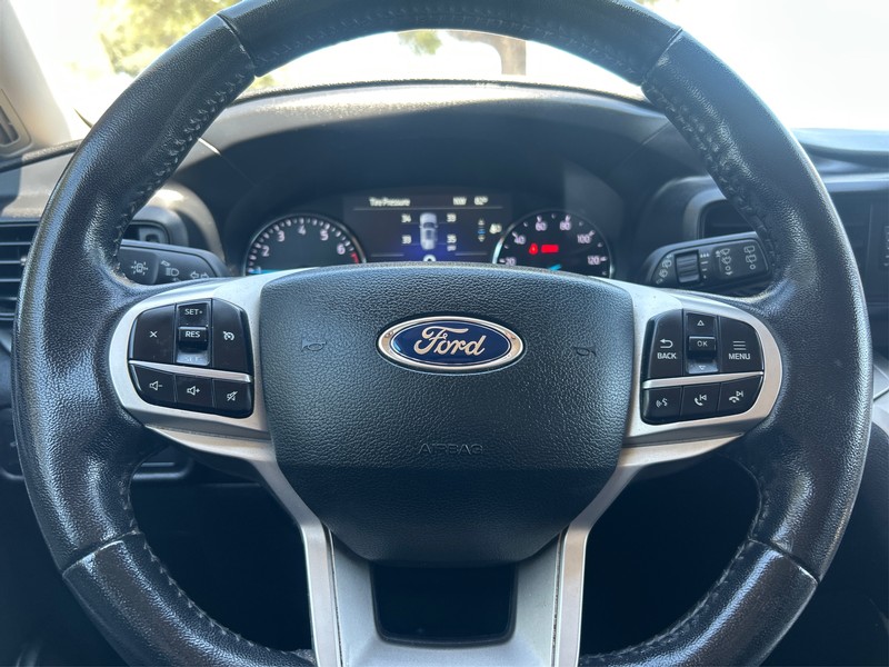 Ford Explorer Vehicle Full-screen Gallery Image 13