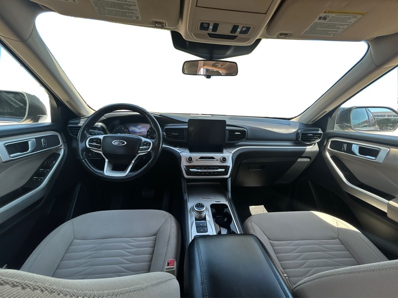 Ford Explorer Vehicle Full-screen Gallery Image 15