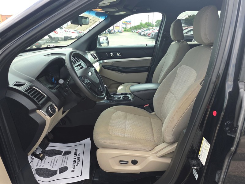 Ford Explorer Vehicle Full-screen Gallery Image 07