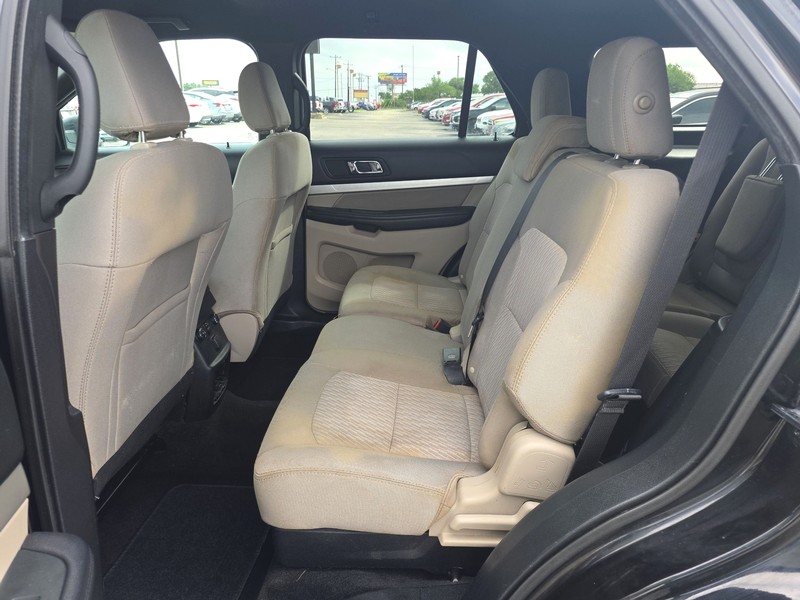 Ford Explorer Vehicle Full-screen Gallery Image 08