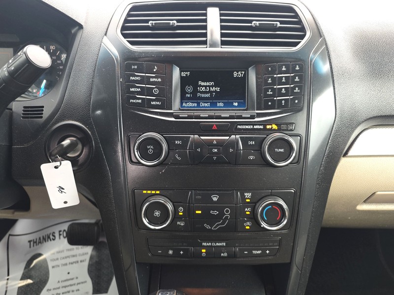 Ford Explorer Vehicle Full-screen Gallery Image 10