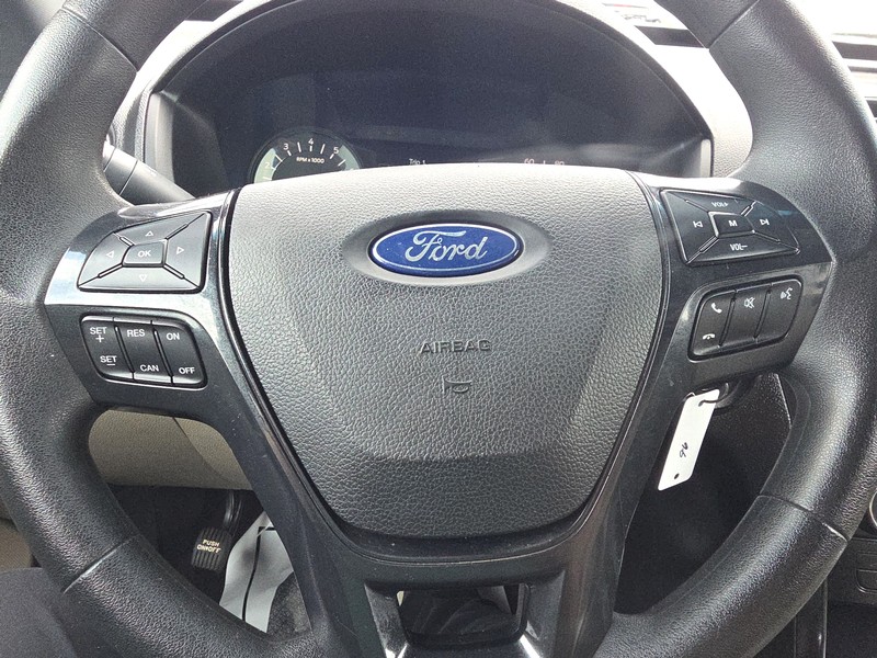 Ford Explorer Vehicle Full-screen Gallery Image 12