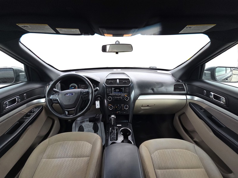 Ford Explorer Vehicle Full-screen Gallery Image 13