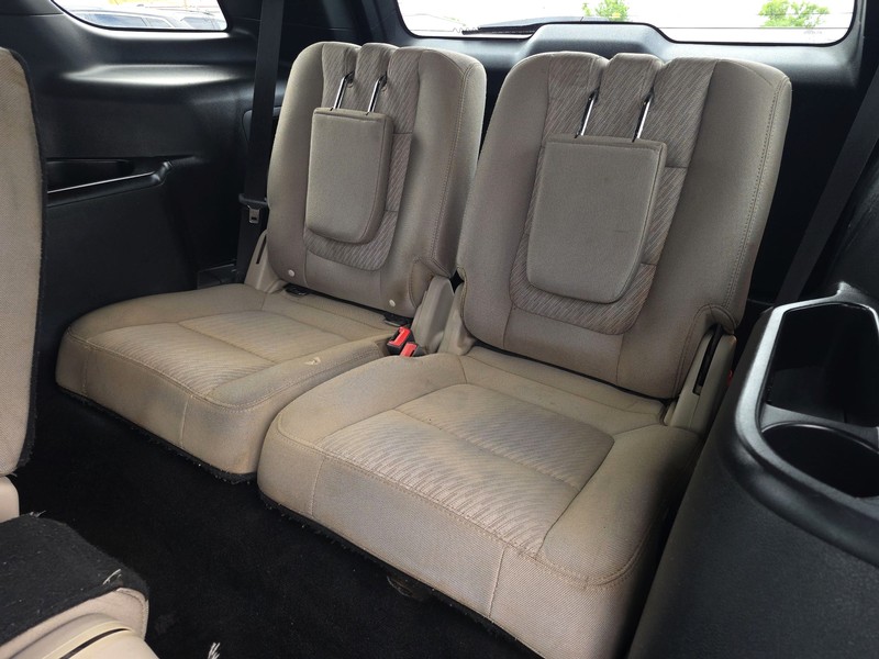 Ford Explorer Vehicle Full-screen Gallery Image 16