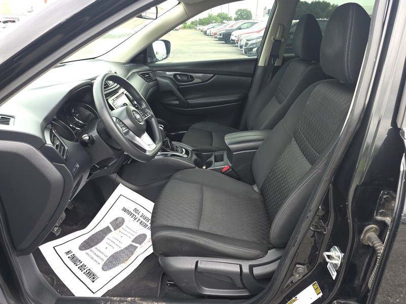 Nissan Rogue Vehicle Full-screen Gallery Image 09