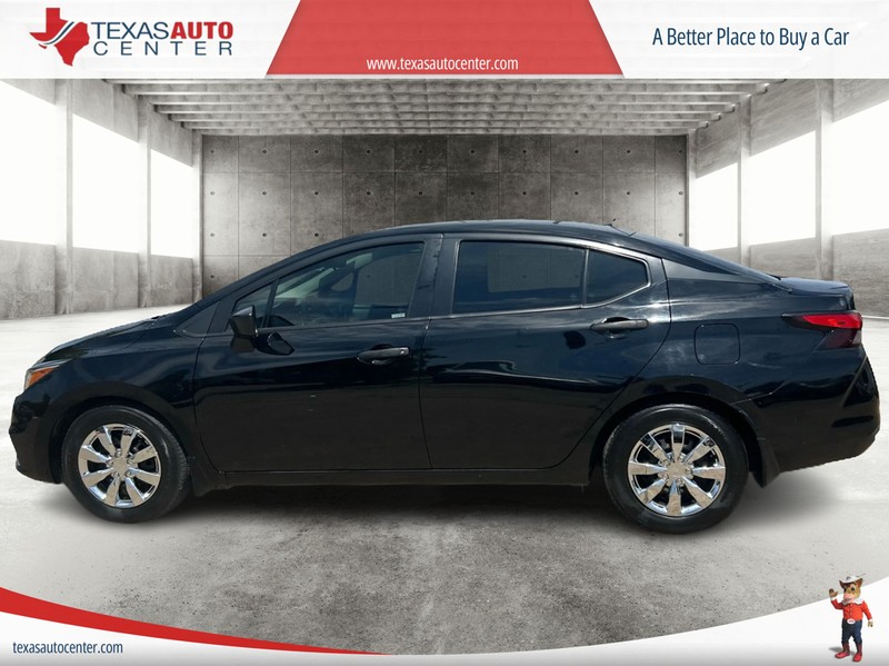 Nissan Versa Sedan Vehicle Full-screen Gallery Image 05